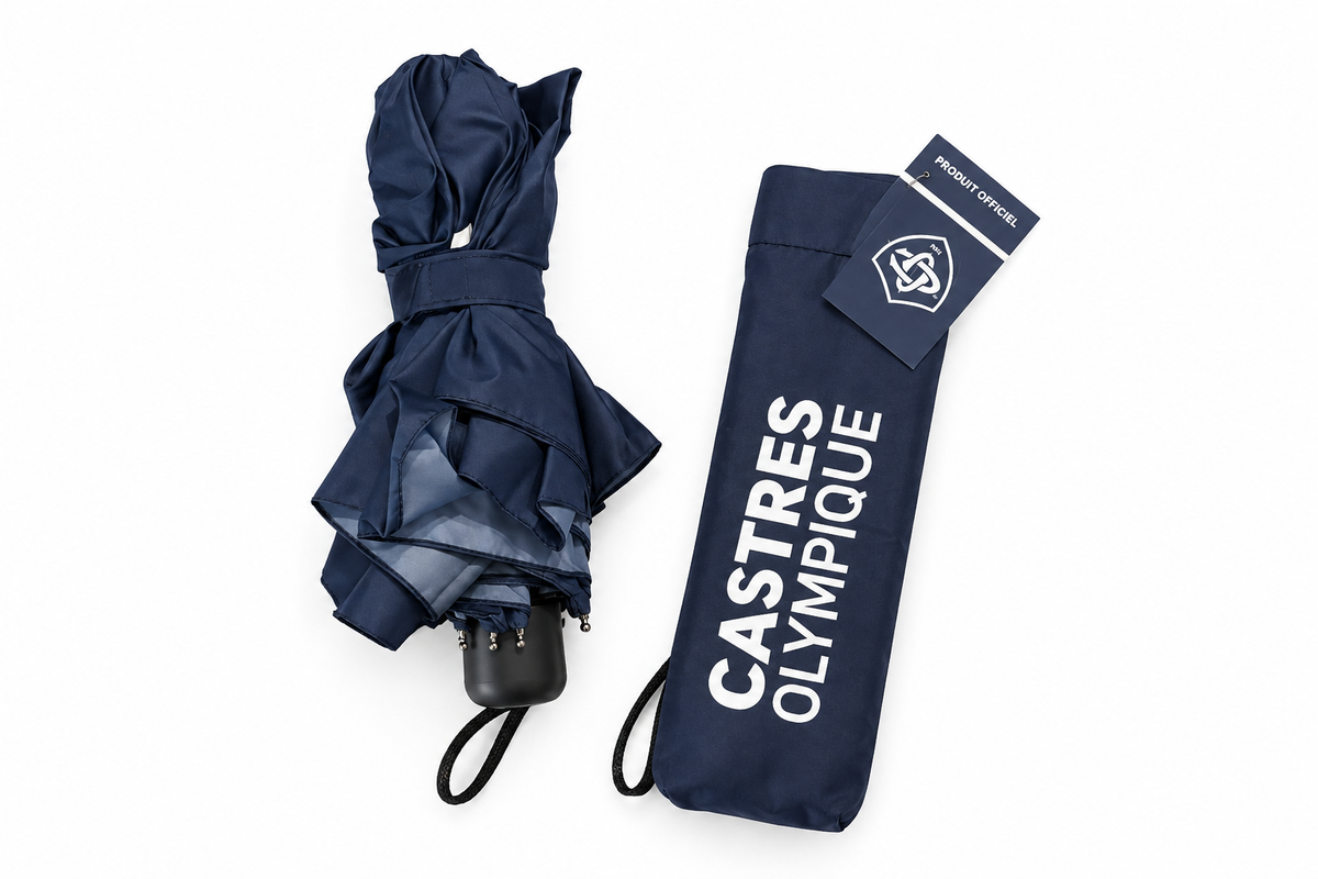 Packshot parapluie CO plié avec housse bleu marine fond blanc